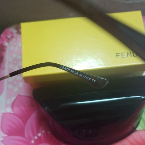 Fendi sunglasses No Box Or Case Just Sunglasses - Picture 4 of 4